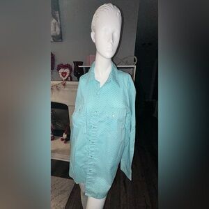 A classic Wrangler long-sleeve Western snap shirt in excellent condition. Large